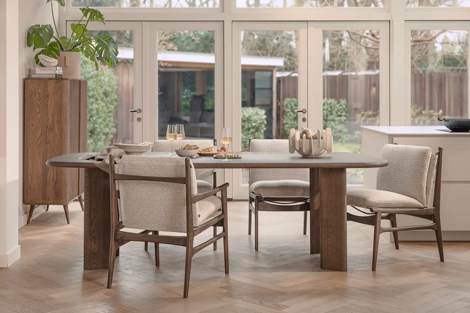 Goossens Slim Eettafel Eiken Donker Bruin - 8260230-goossens-slim-eettafel-eiken-donker-bruin-01